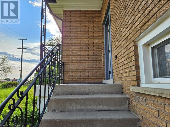 Building Photo - 73 Mohawk Rd E