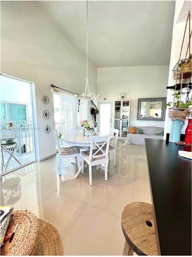 Foto del edificio - 8035 Crespi Blvd