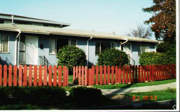 Building Photo - 900-902 Larkspur Dr