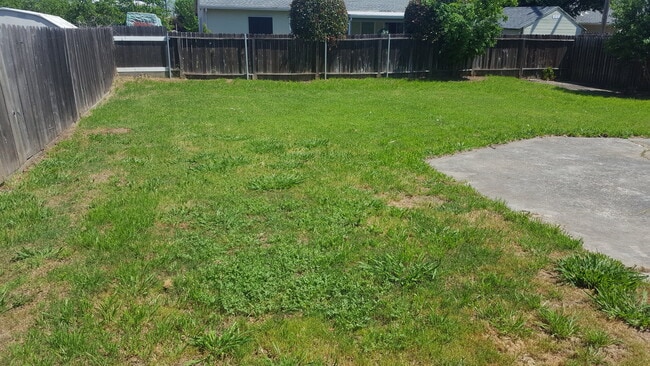 Building Photo - 3 Bedroom Yuba City Home Coming Available