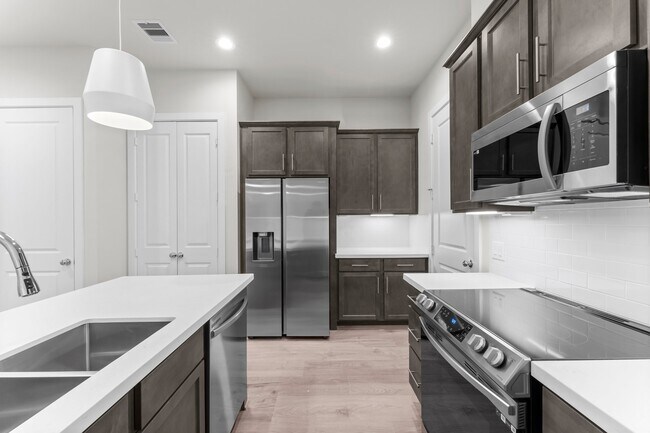 Foto del edificio - 5905 Haring Ln