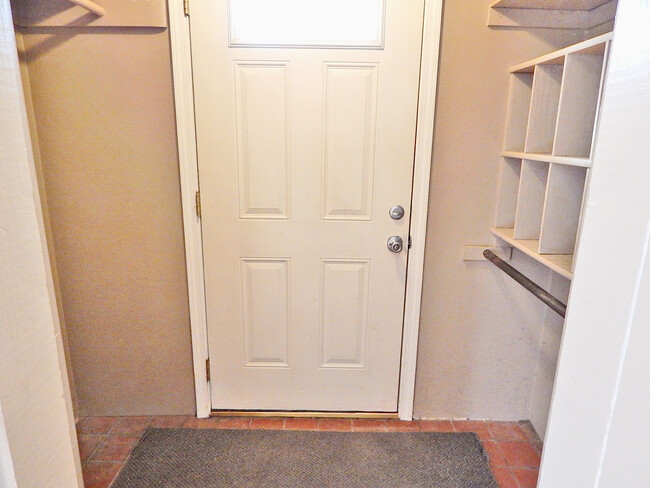 Front Entryway - 958 W Linden Ave