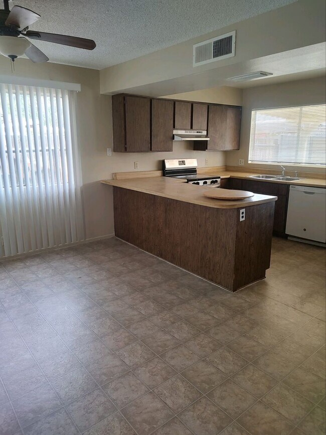 Foto del edificio - Arizona Ave & Elliot 3 bed 2 bath single s...