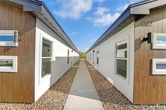 Building Photo - 13 West Dr