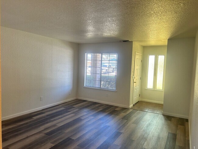 Building Photo - MOVE IN SPECIAL Updated 3 Bedroom 2 Bathro...