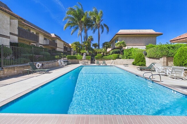 Building Photo - La Cresta Apartments