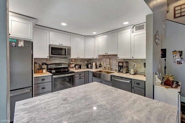 Building Photo - 3 br, 3 bath Townhome - 2242 NW 39th Ave