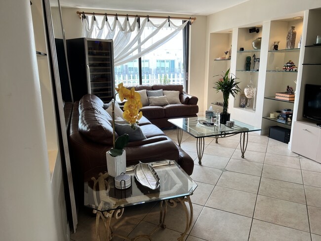 Building Photo - 6061 Collins Ave