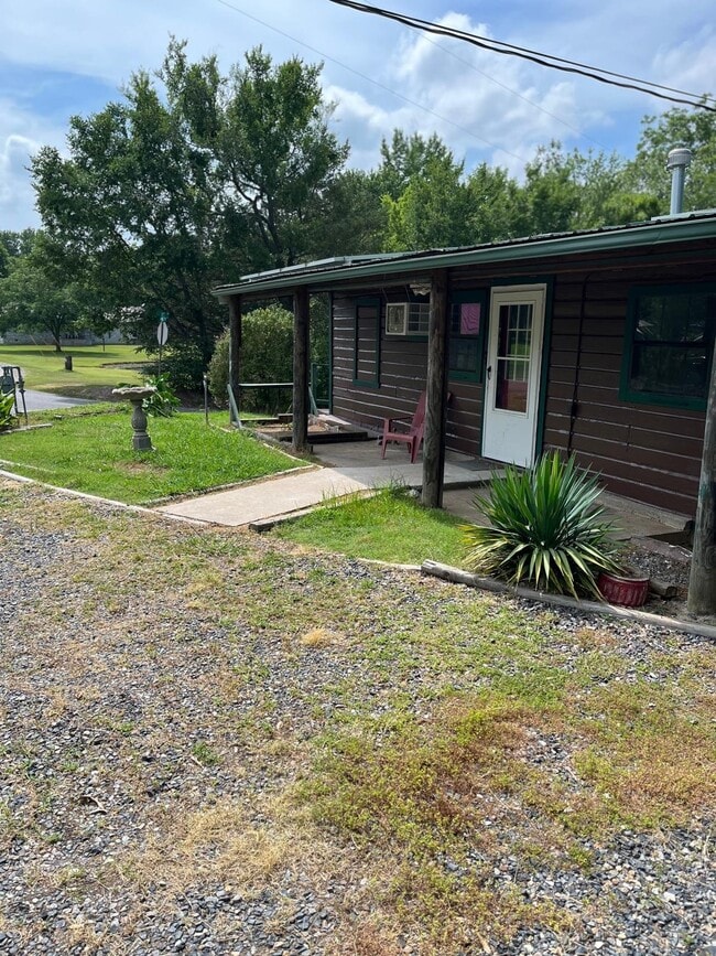 Building Photo - 99 Pine Ave