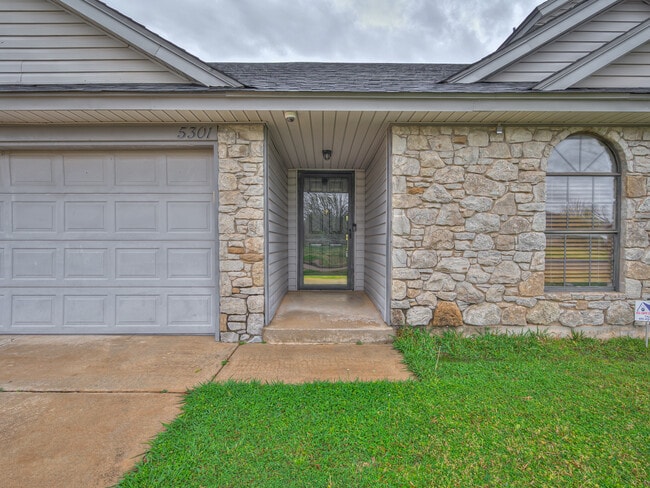 Front Covered Patio - 5301 SE 82nd St
