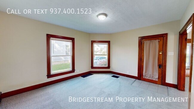 Building Photo - 3 Bedroom, 1.5 bath home with 2 car detach...