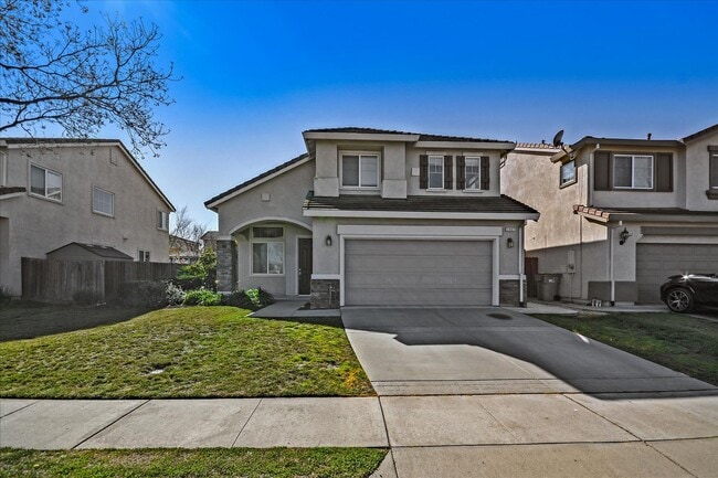Building Photo - OPEN & SPACIOUS, 4 BEDROOM, 3 BATH 2 STORY...