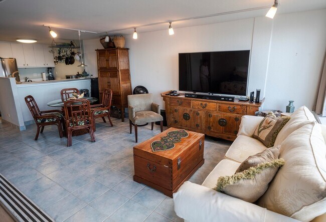 Building Photo - BEACH FRONT 2/2/1pkg, furnished condo on W...