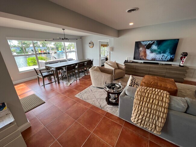Building Photo - 1653 Poinsettia Dr