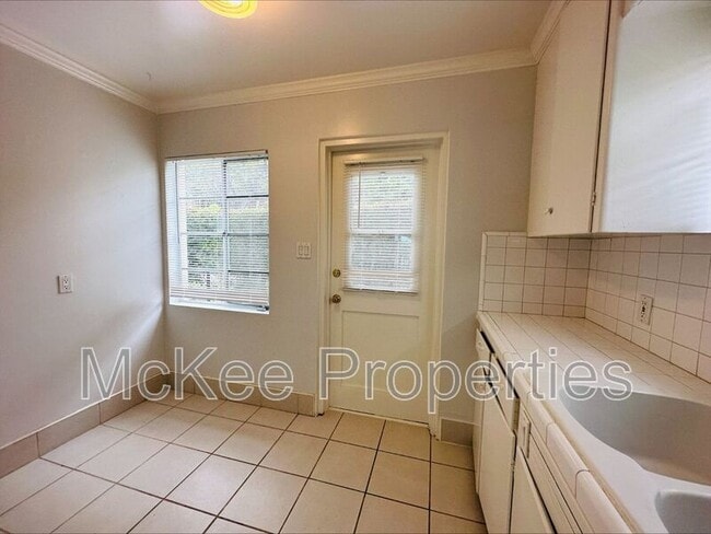 Building Photo - 907 Hayes Ave