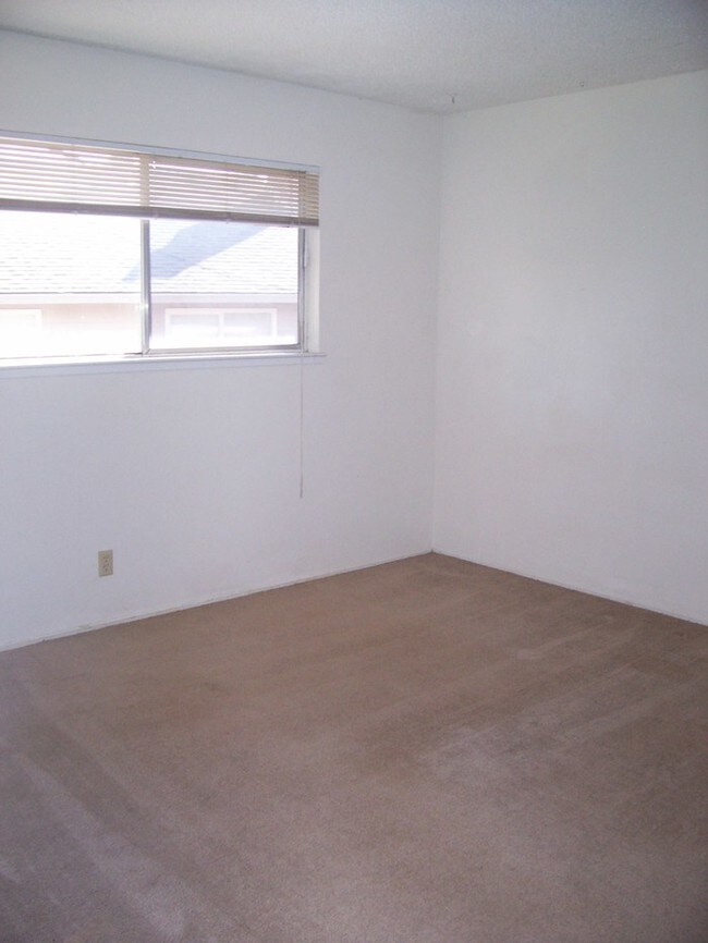 Building Photo - 6351 Oakcreek Way