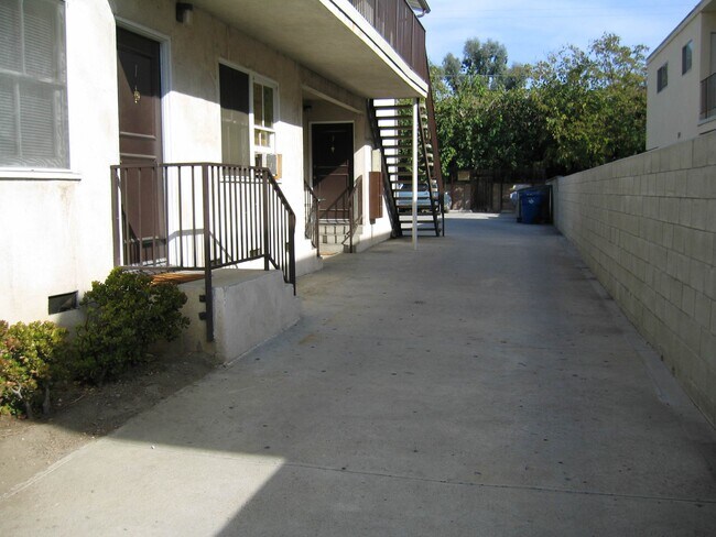 Foto del edificio - 6950 Hazeltine Ave