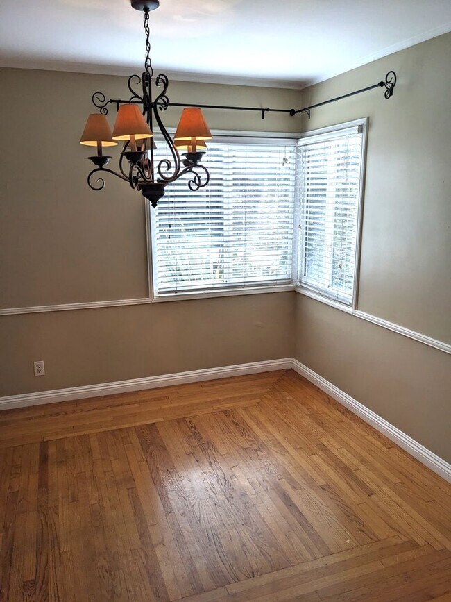 Foto del edificio - 125 Nieto Avenue