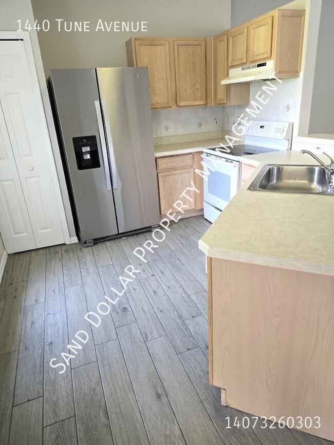 Building Photo - Beautiful newer 3 bedroom 2 bath open plan...