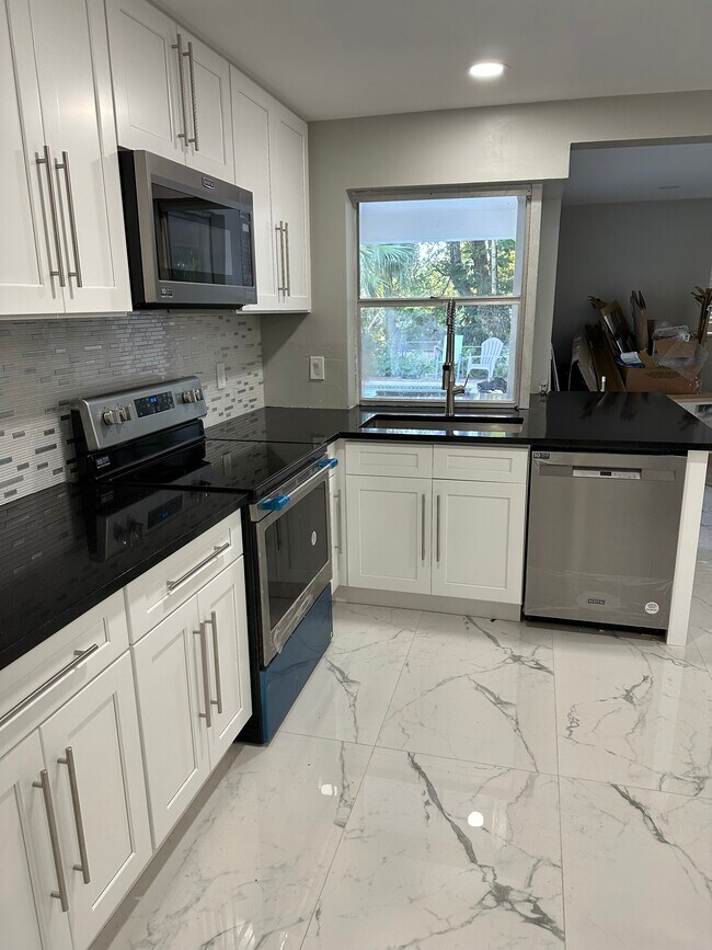 Foto del edificio - 6574 NW 3rd St
