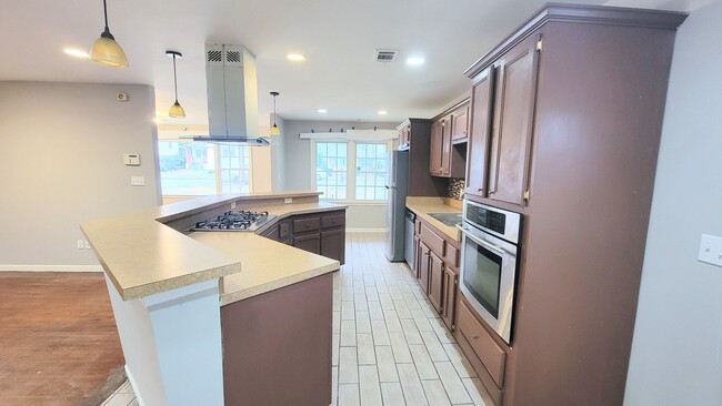 Building Photo - Get $500 off your March 2024 rent if you l...