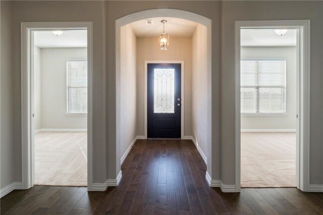 Building Photo - 2068 Miramar Dr