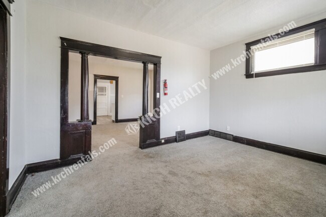 Building Photo - 2-Bedroom Unit Located in Broadway - Slavi...
