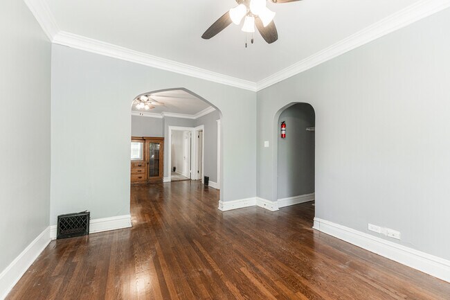 Foto del edificio - 2946 N Springfield Ave