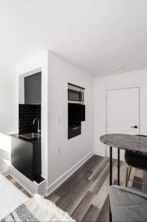 Building Photo - 2020 R. Saint-Denis
