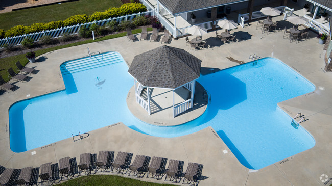 Outdoor Pool - The Keys at 17th Street