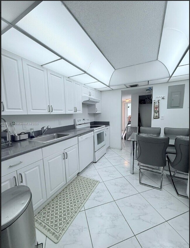 Building Photo - 400 Leslie Dr