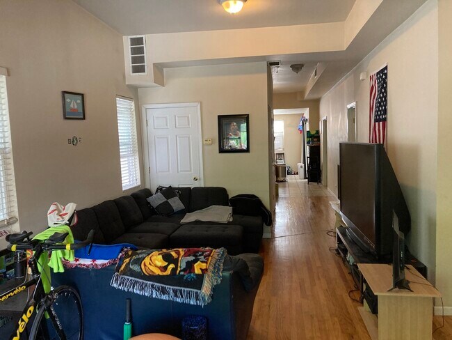 Foto del edificio - 3040 N Greenview Ave