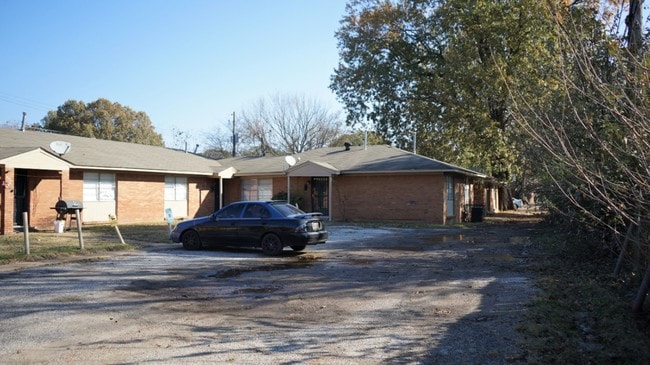 Building Photo - 1645 Wells Station Rd