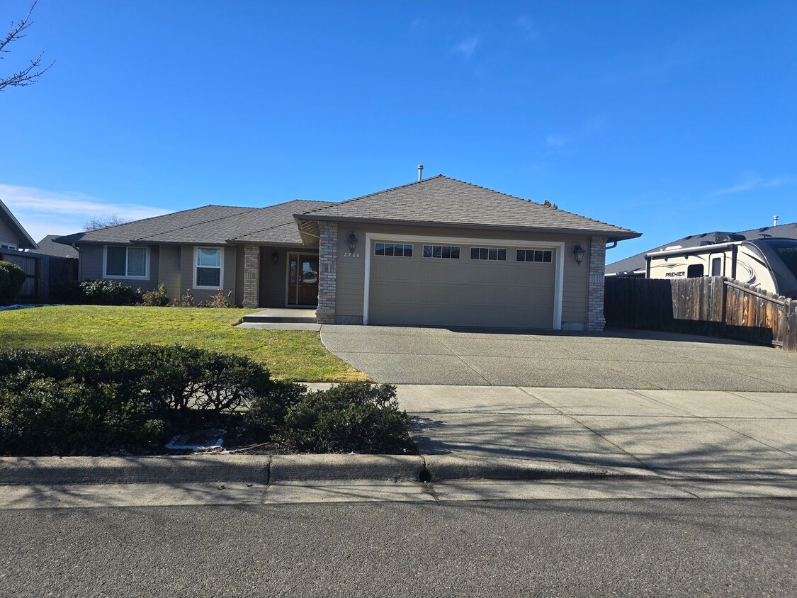 Foto del edificio - 3 bed 2 bath  Home for Rent in Grants Pass