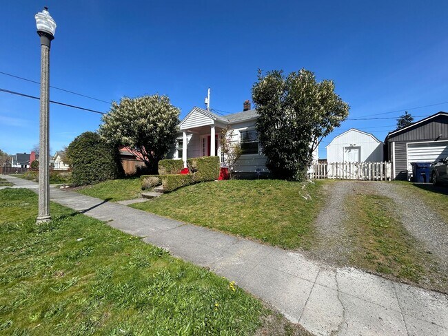 Foto del edificio - Stunning 2 bd 1 ba House with a basement a...