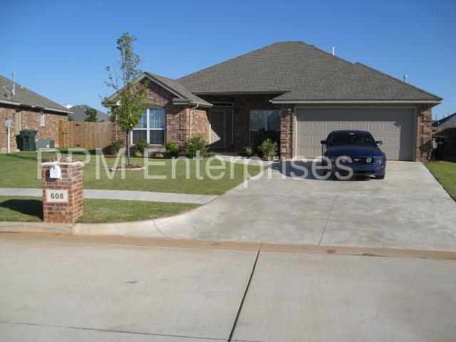 Building Photo - 608 Eastview Cir