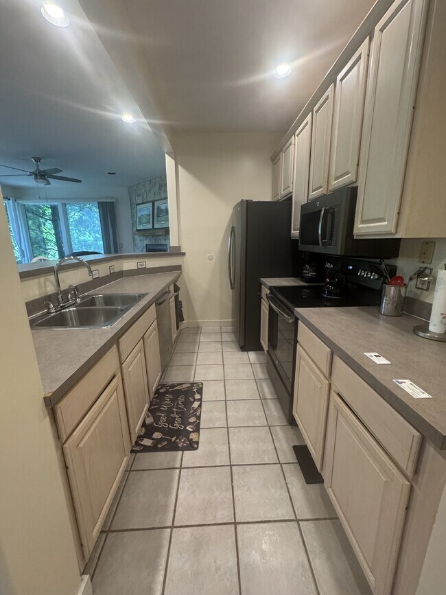 Foto del edificio - Charming furnished ground level Mountain Condo.