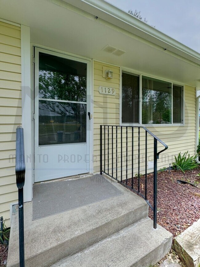 Building Photo - Stunning Valley Duplex