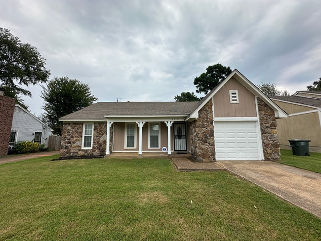 Charming 3BR/2BA Near Southwind | Soaring Vaulted Ceilings, Rustic Fireplace & Garage - Charming 3BR/2BA Near Southwind | Soaring Vaulted Ceilings, Rustic Fireplace & Garage House
