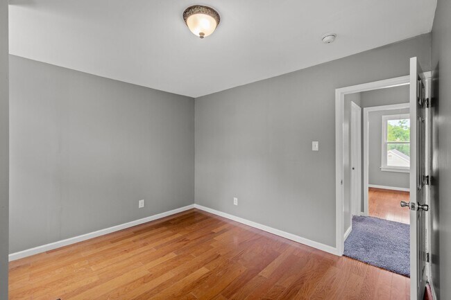 Building Photo - APPLY NOW! Charming two-bedroom home in Ca...