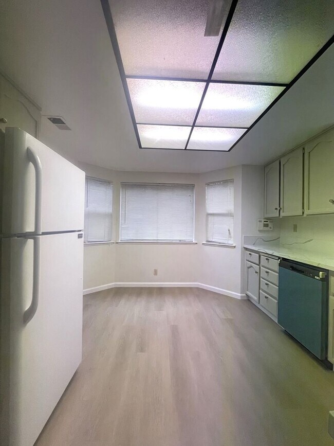 Building Photo - Gorgeous 3 Bedroom 2.5 bath Home in Desira...