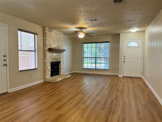 Foto del edificio - 8628 Piney Creek Bend