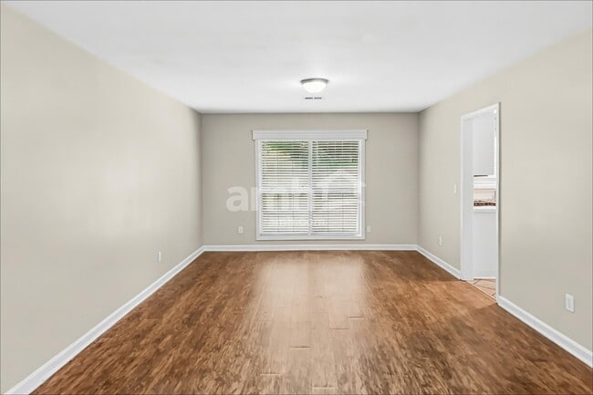 Foto del edificio - 5430 Harris Creek Dr