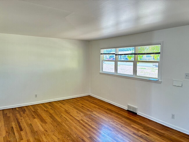 Building Photo - 1502 E Buena Ventura St