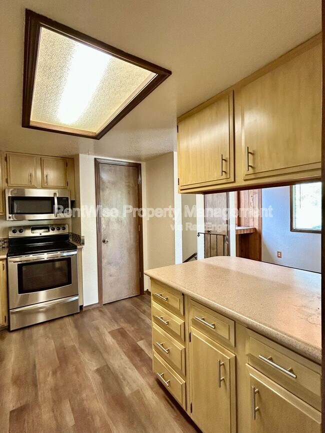 Foto del edificio - 875 N Gossett Pl