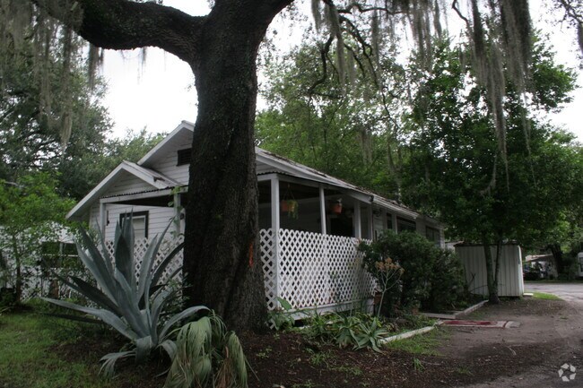 Building Photo - 3101 W Hillsborough Ave