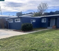 Building Photo - 924 E Meadow Ave