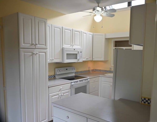 Building Photo - 540 Heritage Vlg