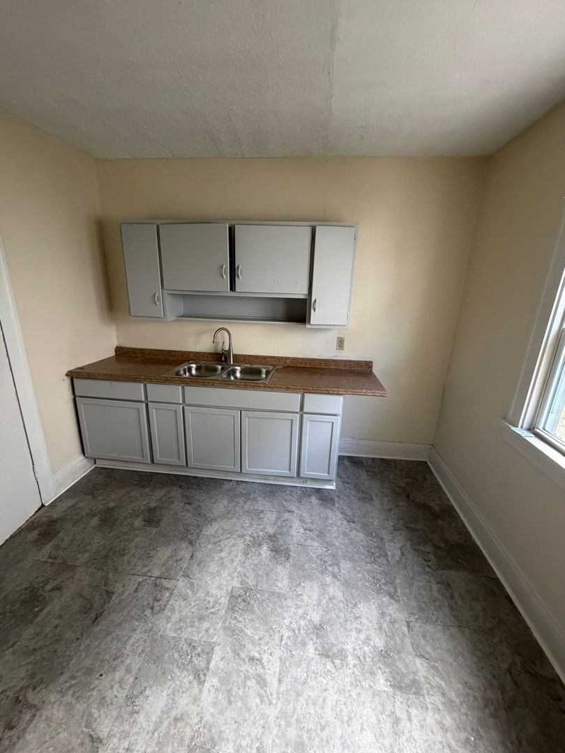 12706 Parkhill Ave Cleveland, OH 44120 – photo 5