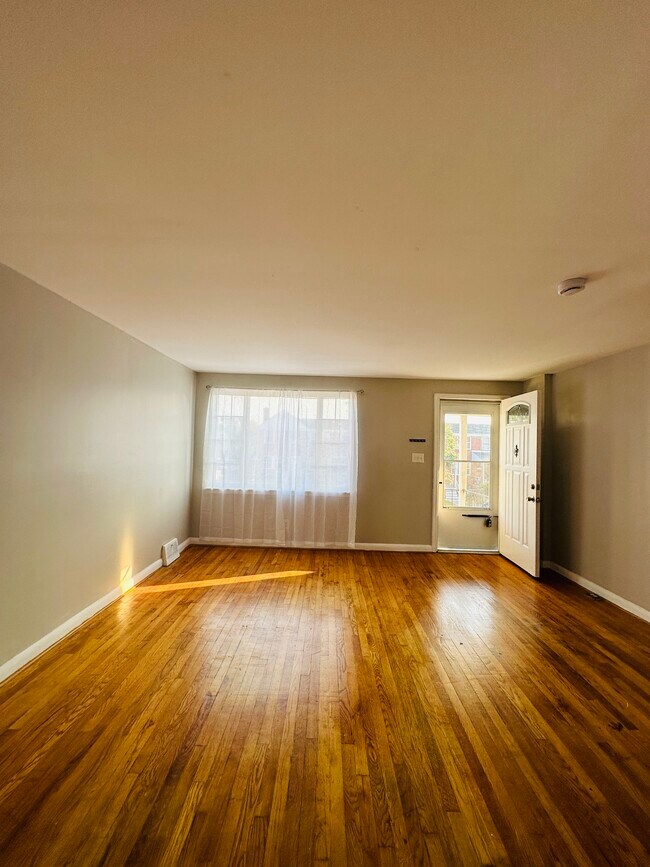 Foto del edificio - 7444 Berkshire Rd